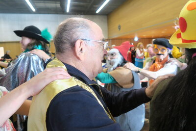 Mitbewohnerin beim Nähen